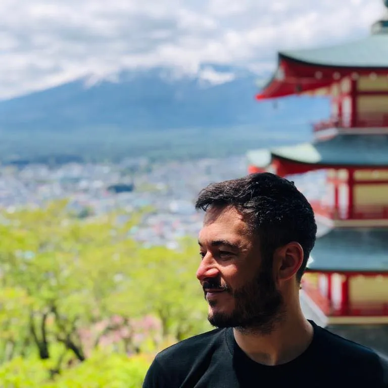 Nicola Zavanella sorridente, sullo sfondo una pagoda giapponese e il monte Fuji